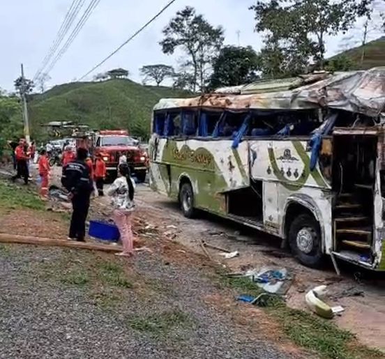 Bus Que Cubría Ruta De Santo Domingo A Chone Se Accidentó Hay Tres Muertos Y 17 Heridos Radio 9323